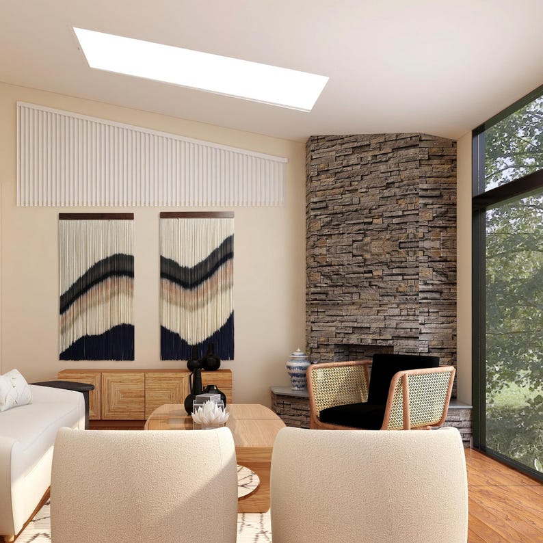 Peut inclure: Un salon avec une chemin&eacute;e en pierre, deux tapisseries murales tiss&eacute;es, une table basse en bois et deux fauteuils beiges.