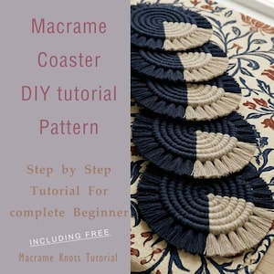 Könnte beinhalten: Eine Reihe von Makramee-Untersetzern in einem Halbkreis-Design, mit marineblauen und beigefarbenen Abschnitten. Der Text "Macrame Coaster DIY tutorial Pattern" ist ebenfalls zu sehen. Jeder Untersetzer hat einen Durchmesser von etwa 10 cm.
