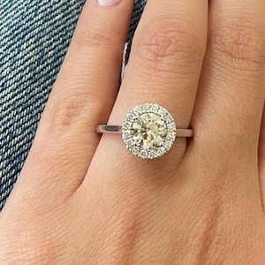 Elegante anello con diamanti Halo