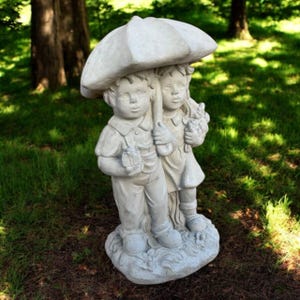 Kids with umbrella statue \ Lawn children sculpture \ Boy girl decor \ Outside kids art \ Children concrete idea \ Garden girl boy figure