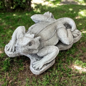 Yard lizard figure / Garden animal ornament / Lizard gift idea / Outside animal art / Concrete lizard decoration / Lawn animal style