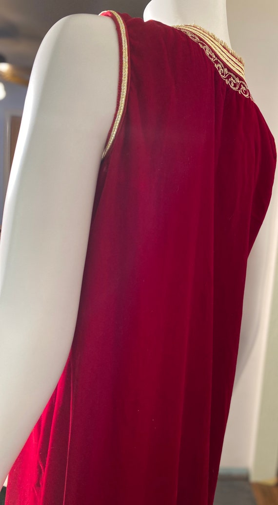 Vintage sleeveless regal red velvet dress with go… - image 4