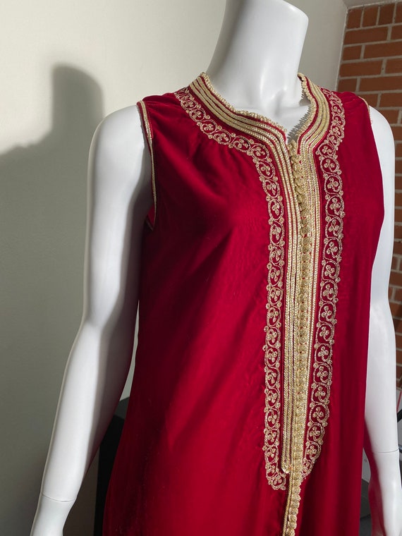 Vintage sleeveless regal red velvet dress with go… - image 1