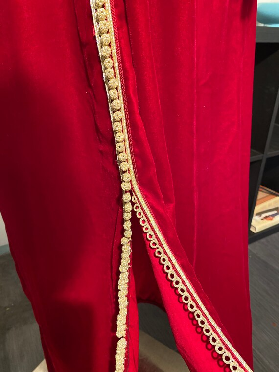 Vintage sleeveless regal red velvet dress with go… - image 5
