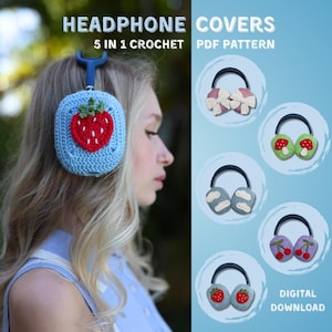 Puede incluir: Una funda de crochet azul claro para auriculares con un diseño de fresa roja se lleva en la cabeza de una persona. La imagen también muestra ejemplos de otras fundas de crochet para auriculares con diseños florales, de setas, de nubes y de cerezas. El texto dice "HEADPHONE COVERS 5 IN 1 CROCHET PDF PATTERN".