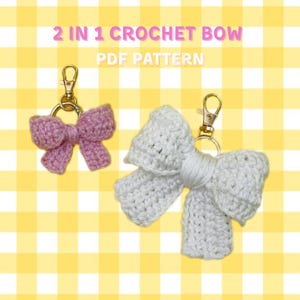 Può includere: Due portachiavi a forma di fiocco all'uncinetto, uno rosa e uno bianco, con chiusure color oro. I fiocchi sono fatti a mano e hanno un aspetto strutturato. Il testo in alto recita "2 IN 1 CROCHET BOW PDF PATTERN". Lo sfondo è un motivo a scacchi giallo e bianco.