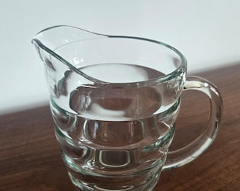 Jarra vintage de vidrio prensado transparente y grueso con diseño de colmena y acanalado - 1 1/2 cuartos