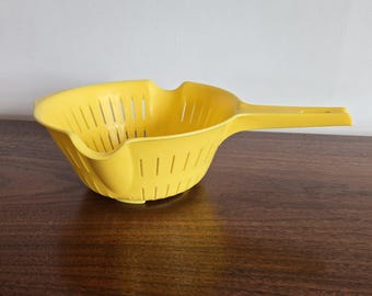 Vintage 1970's Yellow Rubbermaid Handled Colander with 2 spouts