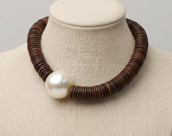 Boho bruine ketting met grote parel gedurfde aardse sieraden voor vrouwen minimalistisch natuurlijk statement ontwerp elegante ambachtelijke ketting cadeau voor haar