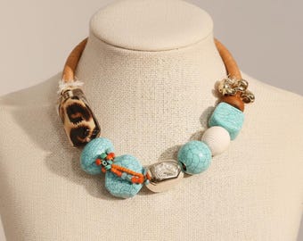 Collana boho fatta a mano con perline turchesi e cordino marrone, gioielli audaci e massicci con accenti color oro, collana estiva da spiaggia