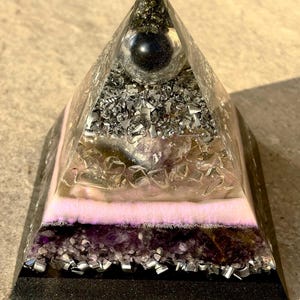 Grote orgonietpiramide met obsidiaan en amethist voor kalmerende en aardende energieën