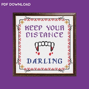 Op de afbeelding: Een kruissteekpatroon met een witte achtergrond en een zwart frame. Het patroon bevat de tekst "Keep your distance darling" met vampiertanden en bloeddruppels.