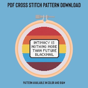 Può includere: Uno schema di punto croce con uno sfondo arcobaleno e il testo "INTIMACY IS NOTHING MORE THAN FUTURE BLACKMAIL" in un riquadro bianco. Lo schema è disponibile a colori e in bianco e nero.
