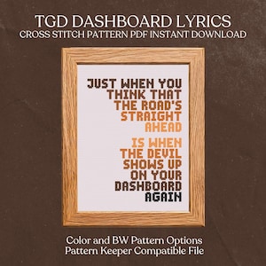 Puede incluir: Un patrón de punto de cruz enmarcado con el texto "JUST WHEN YOU THINK THAT THE ROAD'S STRAIGHT AHEAD IS WHEN THE DEVIL SHOWS UP ON YOUR DASHBOARD AGAIN." El patrón es en tonos marrones y naranjas.