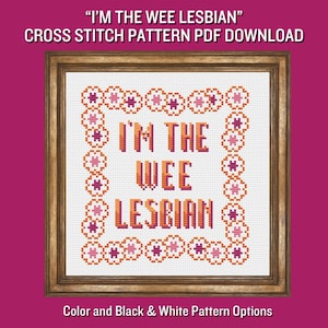 Può includere: Schema a punto croce con la scritta "I'M THE WEE LESBIAN" in tonalità arancioni e rosa. Il disegno è incorniciato da un bordo di motivi floreali negli stessi colori. Il testo "Color and Black & White Pattern Options" è in basso.