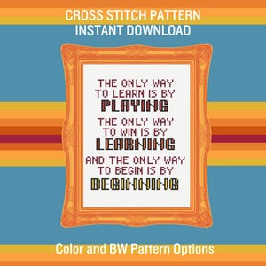 Può includere: Schema di punto croce con il testo "The only way to learn is by playing. The only way to win is by learning. And the only way to begin is by beginning." in una cornice dorata su uno sfondo a strisce blu e arancio.
