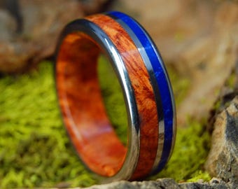 Anello in titanio, anello da uomo, anello da donna, fede nuziale in legno, anello di fidanzamento, pietra sodalite, legno di radica di amboyna, fede nuziale in pietra - TWILIGHT