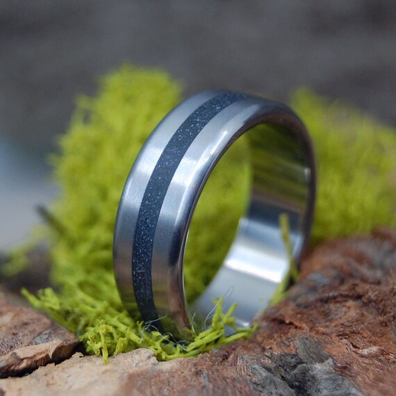 IN THE SHADOWS Icelandic Beach Sand & Black Jasper Stone Titanium Wedding  Ring - Etsy Denmark