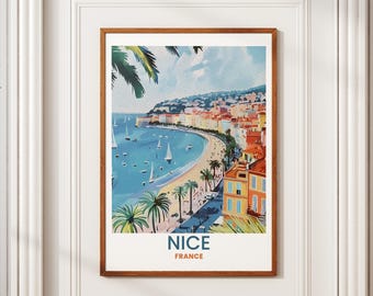 Könnte beinhalten: Gerahmter Kunstdruck mit einer Küstenlandschaft von Nizza, Frankreich. Das Kunstwerk zeigt einen lebendigen Strand mit Palmen, Segelbooten und farbenfrohen Gebäuden am Ufer. Der Text "NICE FRANCE" ist unten zu sehen.