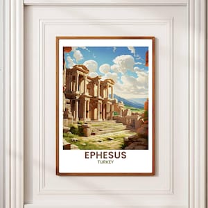 Puede incluir: Una impresión enmarcada de la antigua ciudad de Éfeso en Turquía. La obra de arte representa un edificio clásico con columnas bajo un cielo azul con nubes blancas y esponjosas. La impresión está en un marco de madera marrón e incluye el texto "Éfeso Turquía".