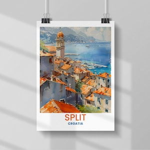 Peut inclure: Impression d'art de Split, Croatie. L'œuvre représente une ville côtière avec des toits orange, un clocher et un port avec des bateaux. Le texte "SPLIT CROATIA" est au bas de l'impression.