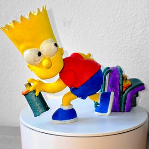 Może przedstawiać: Figurka Barta Simpsona w dynamicznej pozie, trzymającego puszkę ze sprayem. Bart ma na sobie swój charakterystyczny strój: czerwoną koszulę, niebieskie szorty i niebieskie buty. Figurka stoi na białej, okrągłej podstawie.