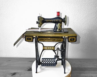 Miniaturowa replika maszyny do szycia Singer: dekoracja do domu w stylu retro, ręcznie malowana i drukowana w 3D