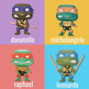 Könnte beinhalten: Vier Teenage Mutant Ninja Turtles Funko Pop Figuren: Donatello, Michelangelo, Raphael und Leonardo. Jede Figur ist grün mit einer andersfarbigen Maske und Waffe. Die Namen der Charaktere stehen darunter.