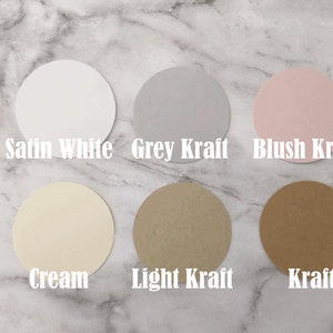 Peut inclure: Six &eacute;chantillons de papier cartonn&eacute; de diff&eacute;rentes couleurs. Les couleurs sont blanc satin&eacute;, kraft gris, kraft blush, cr&egrave;me, kraft clair et kraft.