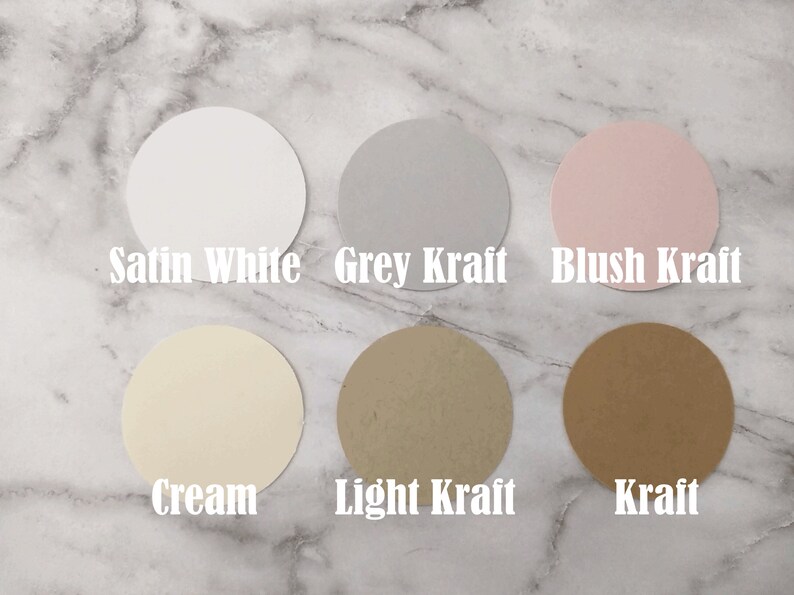 Peut inclure: Six &eacute;chantillons de papier cartonn&eacute; de diff&eacute;rentes couleurs. Les couleurs sont blanc satin&eacute;, kraft gris, kraft blush, cr&egrave;me, kraft clair et kraft.