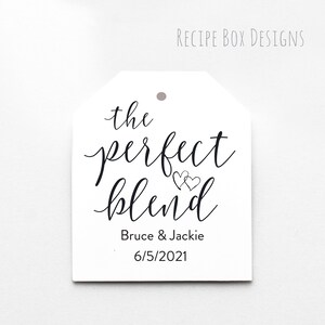 Peut inclure: Une &eacute;tiquette cadeau blanche avec une calligraphie noire qui dit "the perfect blend" avec deux petits c&oelig;urs au-dessus du mot "blend". L'&eacute;tiquette comprend &eacute;galement le texte "Bruce & Jackie" et la date "6/5/2021".