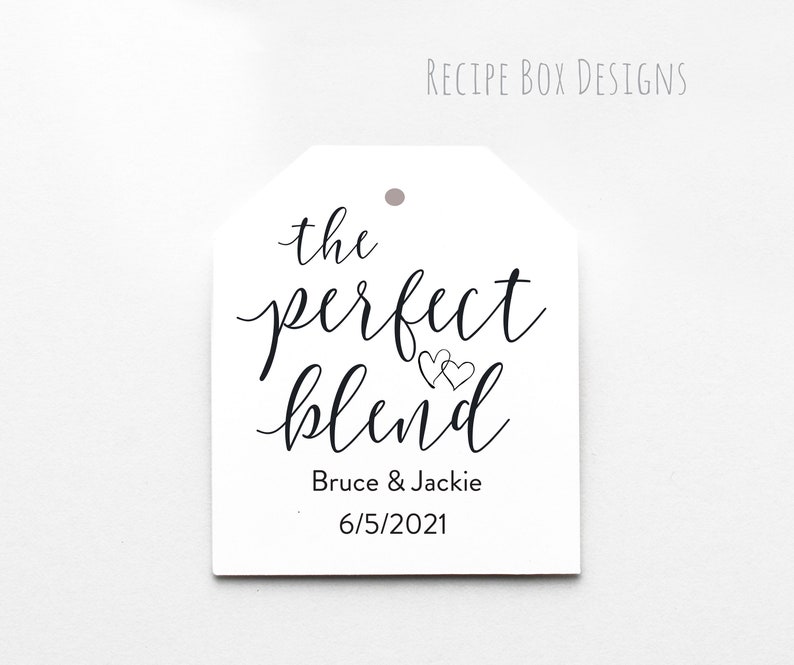 Peut inclure: Une &eacute;tiquette cadeau blanche avec une calligraphie noire qui dit "the perfect blend" avec deux petits c&oelig;urs au-dessus du mot "blend". L'&eacute;tiquette comprend &eacute;galement le texte "Bruce & Jackie" et la date "6/5/2021".