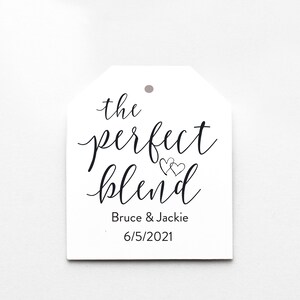 Peut inclure: &Eacute;tiquette blanche avec du texte noir qui dit "the perfect blend" avec deux petits c&oelig;urs au-dessus du mot "blend". En dessous du texte, on peut lire "Bruce & Jackie" et "6/5/2021".