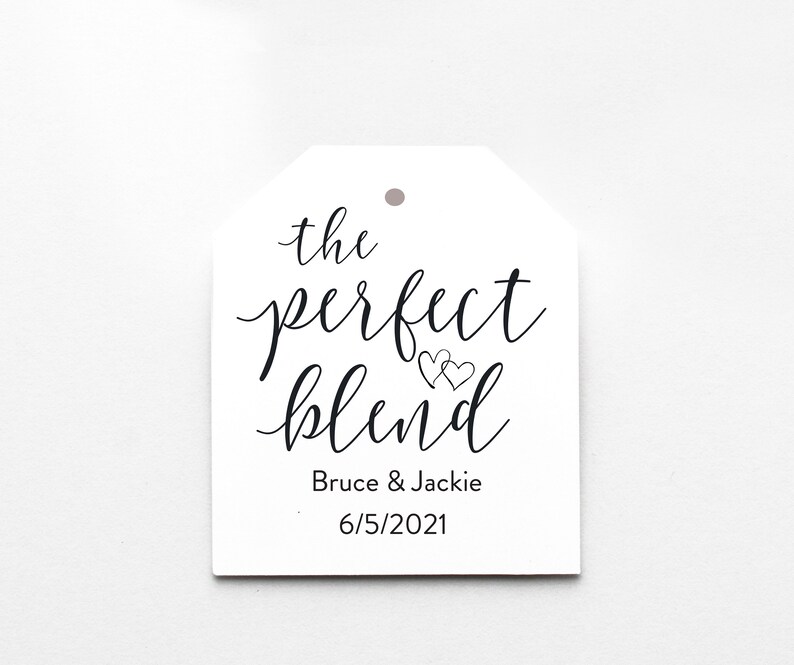 Peut inclure: &Eacute;tiquette blanche avec du texte noir qui dit "the perfect blend" avec deux petits c&oelig;urs au-dessus du mot "blend". En dessous du texte, on peut lire "Bruce & Jackie" et "6/5/2021".