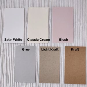 K&ouml;nnte beinhalten: Sechs verschiedene Farbmuster aus Kartonpapier: Satinwei&szlig;, Cremewei&szlig;, Blush, Grau, Hellbraun und Braun.