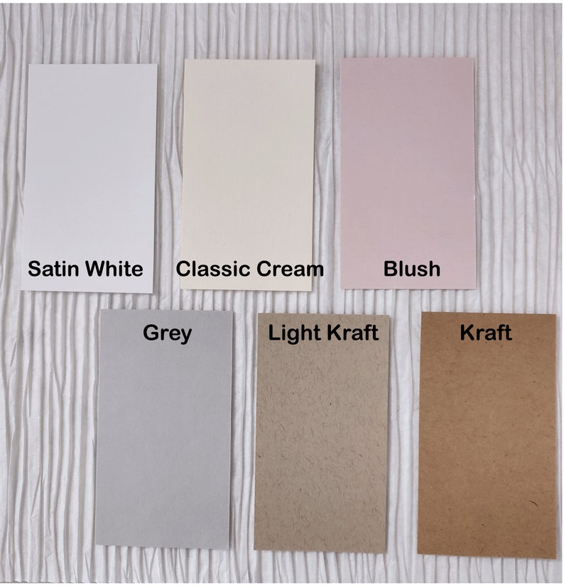 K&ouml;nnte beinhalten: Sechs verschiedene Farbmuster aus Kartonpapier: Satinwei&szlig;, Cremewei&szlig;, Blush, Grau, Hellbraun und Braun.