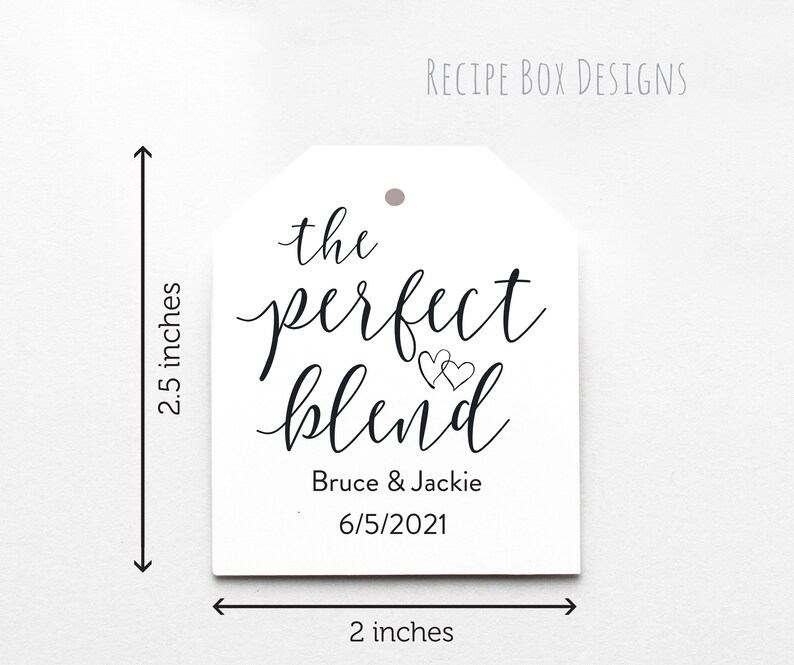 Peut inclure: Une &eacute;tiquette cadeau blanche avec une calligraphie noire qui dit "the perfect blend" avec deux petits c&oelig;urs au-dessus du mot "blend". L'&eacute;tiquette comprend &eacute;galement les noms "Bruce & Jackie" et la date "6/5/2021". L'&eacute;tiquette mesure 5,1 cm sur 6,4 cm.