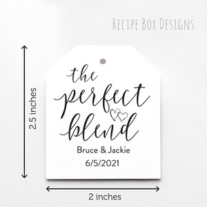 Peut inclure: Une &eacute;tiquette cadeau blanche avec une calligraphie noire qui dit "the perfect blend" avec deux petits c&oelig;urs au-dessus du mot "blend". L'&eacute;tiquette comprend &eacute;galement le texte "Bruce & Jackie" et "6/5/2021". L'&eacute;tiquette mesure 5,1 cm sur 6,4 cm.