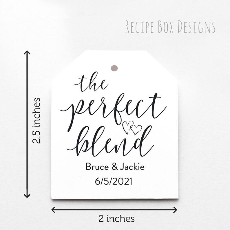 Peut inclure: Une &eacute;tiquette cadeau blanche avec une calligraphie noire qui dit "the perfect blend" avec deux petits c&oelig;urs au-dessus du mot "blend". L'&eacute;tiquette comprend &eacute;galement le texte "Bruce & Jackie" et "6/5/2021". L'&eacute;tiquette mesure 5,1 cm sur 6,4 cm.