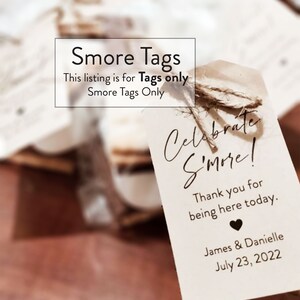 Może przedstawiać: Biała etykieta z brązowym sznurkiem, na kt&oacute;rej widnieje napis "Celebrate S'more!" oraz tekst "Thank you for being here today. James & Danielle July 23, 2022".