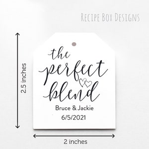 Peut inclure: Une &eacute;tiquette cadeau blanche avec une calligraphie noire qui dit "the perfect blend" avec deux petits c&oelig;urs au-dessus du mot "blend". L'&eacute;tiquette comprend &eacute;galement les noms "Bruce & Jackie" et la date "6/5/2021". L'&eacute;tiquette mesure 5,1 cm sur 6,4 cm.