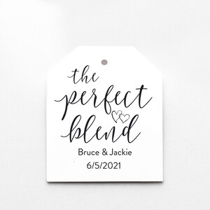 Peut inclure: &Eacute;tiquette blanche avec une calligraphie noire qui dit "the perfect blend" avec deux petits c&oelig;urs au-dessus du mot "blend". En dessous de la calligraphie, le texte "Bruce & Jackie 6/5/2021".