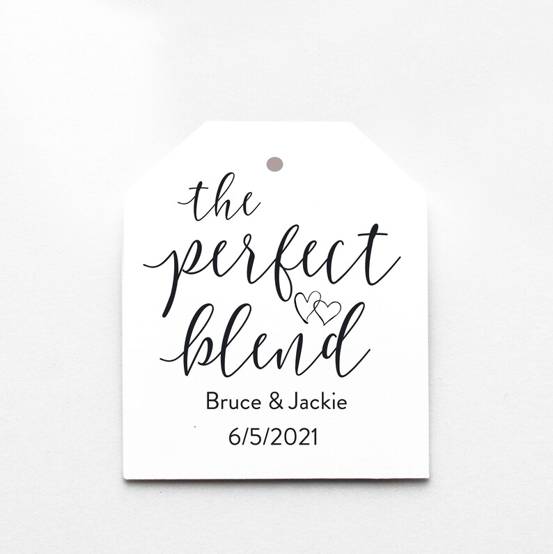 Peut inclure: &Eacute;tiquette blanche avec une calligraphie noire qui dit "the perfect blend" avec deux petits c&oelig;urs au-dessus du mot "blend". En dessous de la calligraphie, le texte "Bruce & Jackie 6/5/2021".
