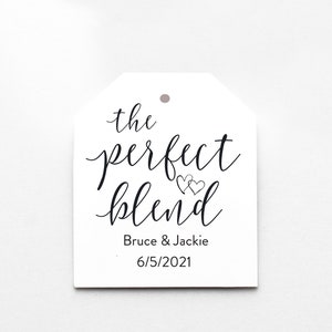 Peut inclure: &Eacute;tiquette blanche avec du texte noir qui dit "the perfect blend" avec deux petits c&oelig;urs au-dessus du mot "blend". En dessous du texte, on peut lire "Bruce & Jackie" et "6/5/2021".