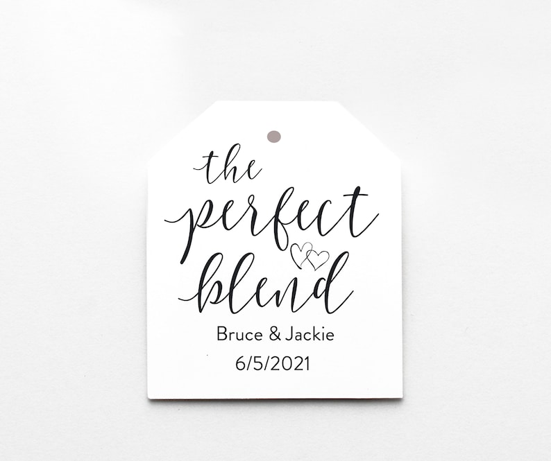 Peut inclure: &Eacute;tiquette blanche avec du texte noir qui dit "the perfect blend" avec deux petits c&oelig;urs au-dessus du mot "blend". En dessous du texte, on peut lire "Bruce & Jackie" et "6/5/2021".