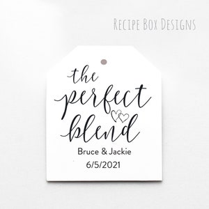 Peut inclure: Une &eacute;tiquette cadeau blanche avec une calligraphie noire qui dit "the perfect blend" avec deux petits c&oelig;urs au-dessus du mot "blend". L'&eacute;tiquette comprend &eacute;galement le texte "Bruce & Jackie" et la date "6/5/2021".