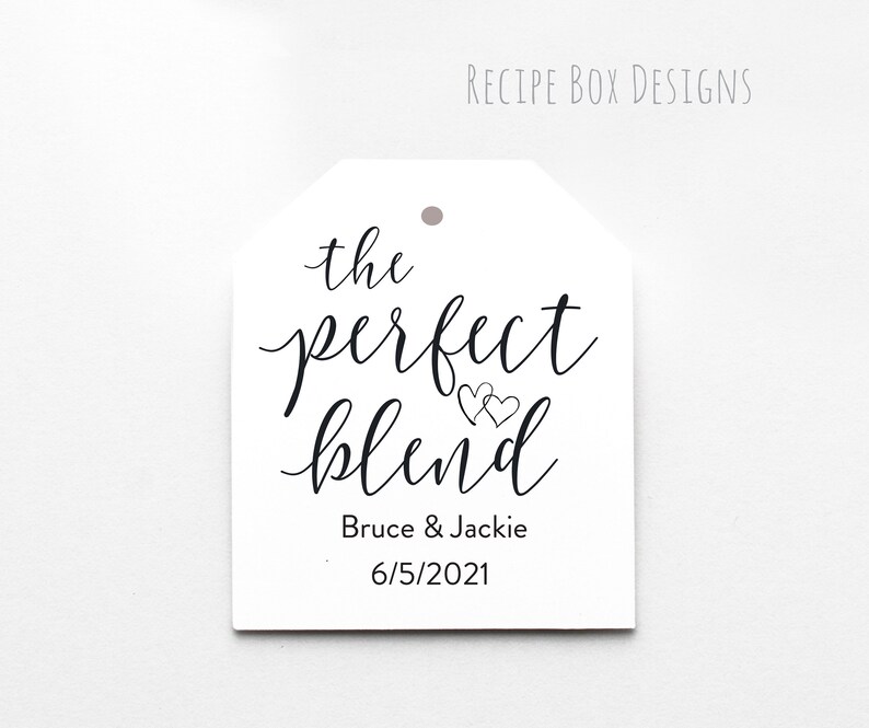 Peut inclure: Une &eacute;tiquette cadeau blanche avec une calligraphie noire qui dit "the perfect blend" avec deux petits c&oelig;urs au-dessus du mot "blend". L'&eacute;tiquette comprend &eacute;galement le texte "Bruce & Jackie" et la date "6/5/2021".