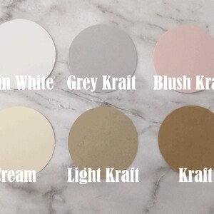 Puede incluir: Seis muestras de papel redondas en diferentes colores y texturas. Los colores son blanco satinado, kraft gris, kraft rubor, crema, kraft claro y kraft.