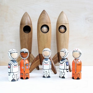 Wood rocket Space rocket Walnut wood Rocket ship toy Astronaut Peg Doll Gagarin Canada Stacker Toy Space Nest Dr Mae Rocket man Cosmonaut