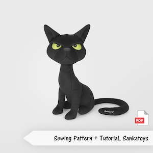 Op de afbeelding: Een zwarte pluche kat met gele ogen en een strenge uitdrukking. De kat zit met zijn staart opgerold. De afbeelding bevat de tekst "Sewing Pattern + Tutorial, Sankatoys" en een PDF-pictogram.